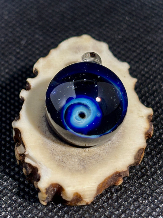 宇宙ガラスのペンダント No.001 – 麻紐で結ぶ、銀河のかけら