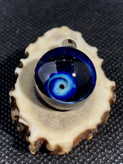 宇宙ガラスのペンダント No.001 – 麻紐で結ぶ、銀河のかけら