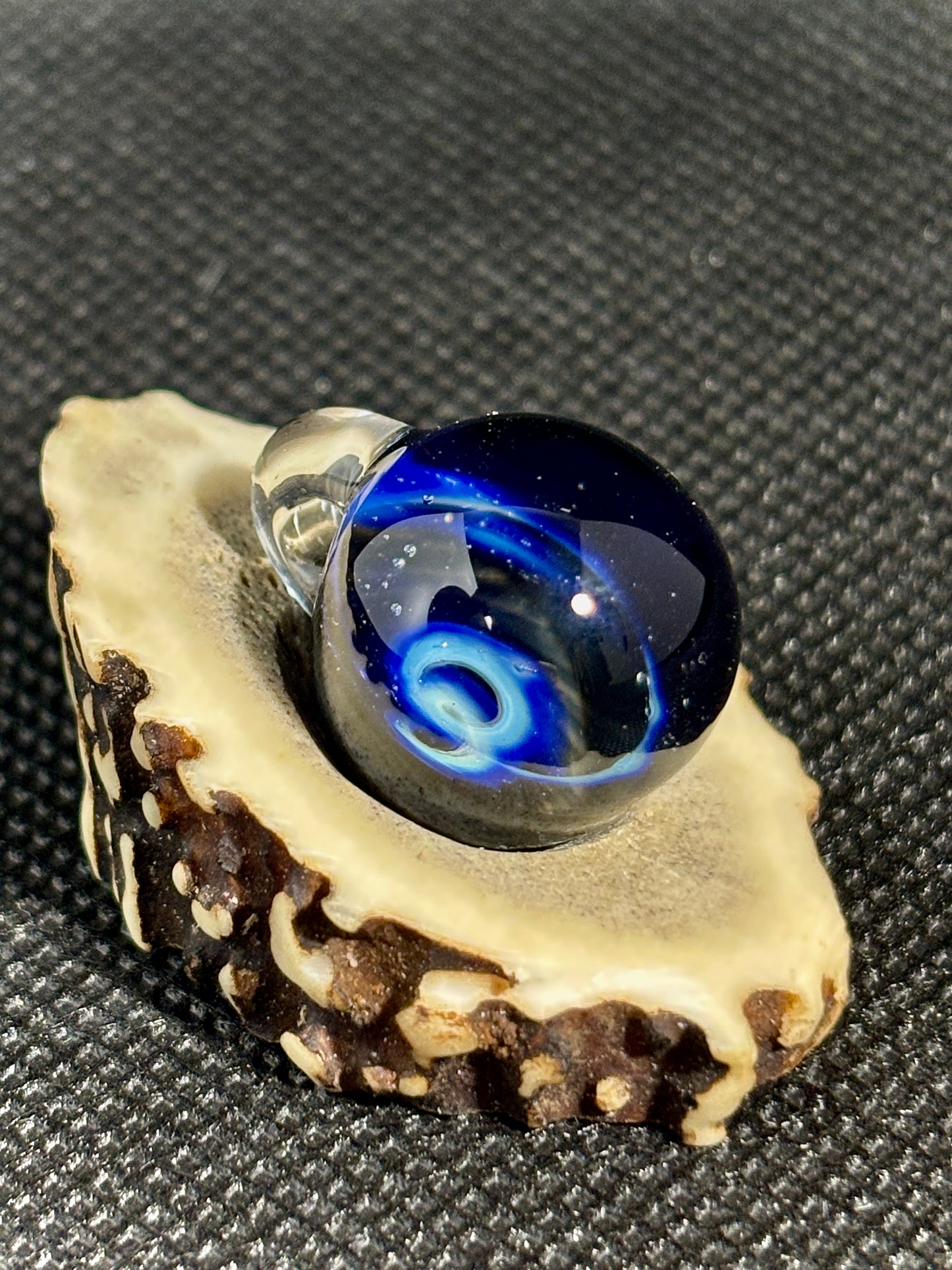 宇宙ガラスのペンダント No.001 – 麻紐で結ぶ、銀河のかけら