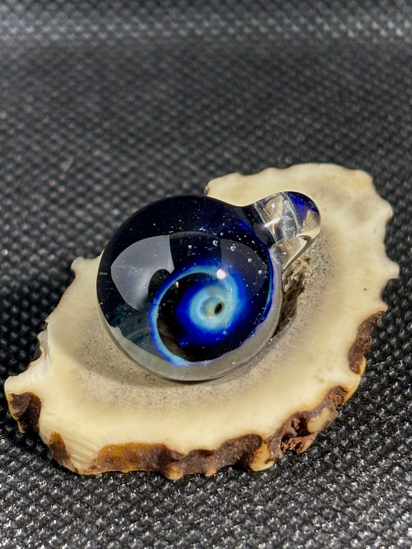 宇宙ガラスのペンダント No.001 – 麻紐で結ぶ、銀河のかけら