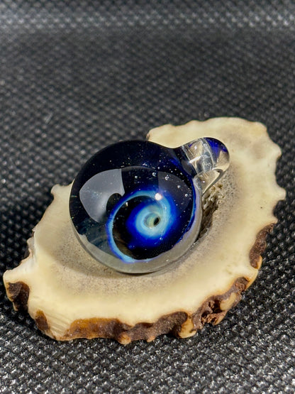 宇宙ガラスのペンダント No.001 – 麻紐で結ぶ、銀河のかけら