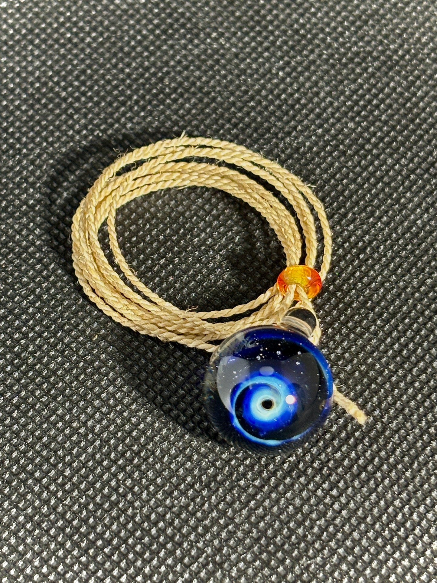 宇宙ガラスのペンダント No.001 – 麻紐で結ぶ、銀河のかけら