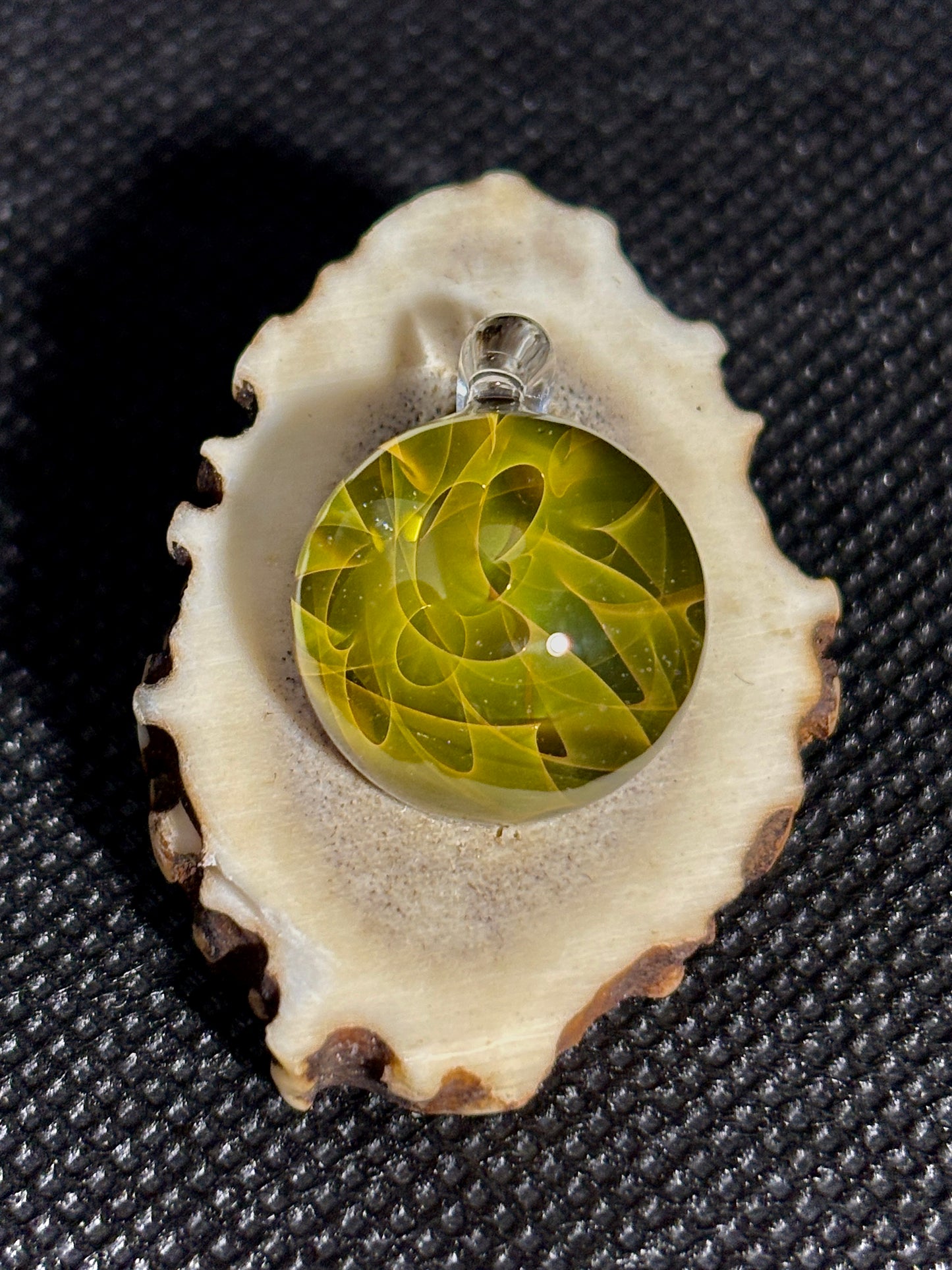 宇宙ガラスのペンダント No.002 – 麻紐で結ぶ、銀河のかけら