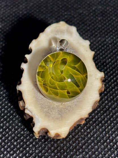 宇宙ガラスのペンダント No.002 – 麻紐で結ぶ、銀河のかけら