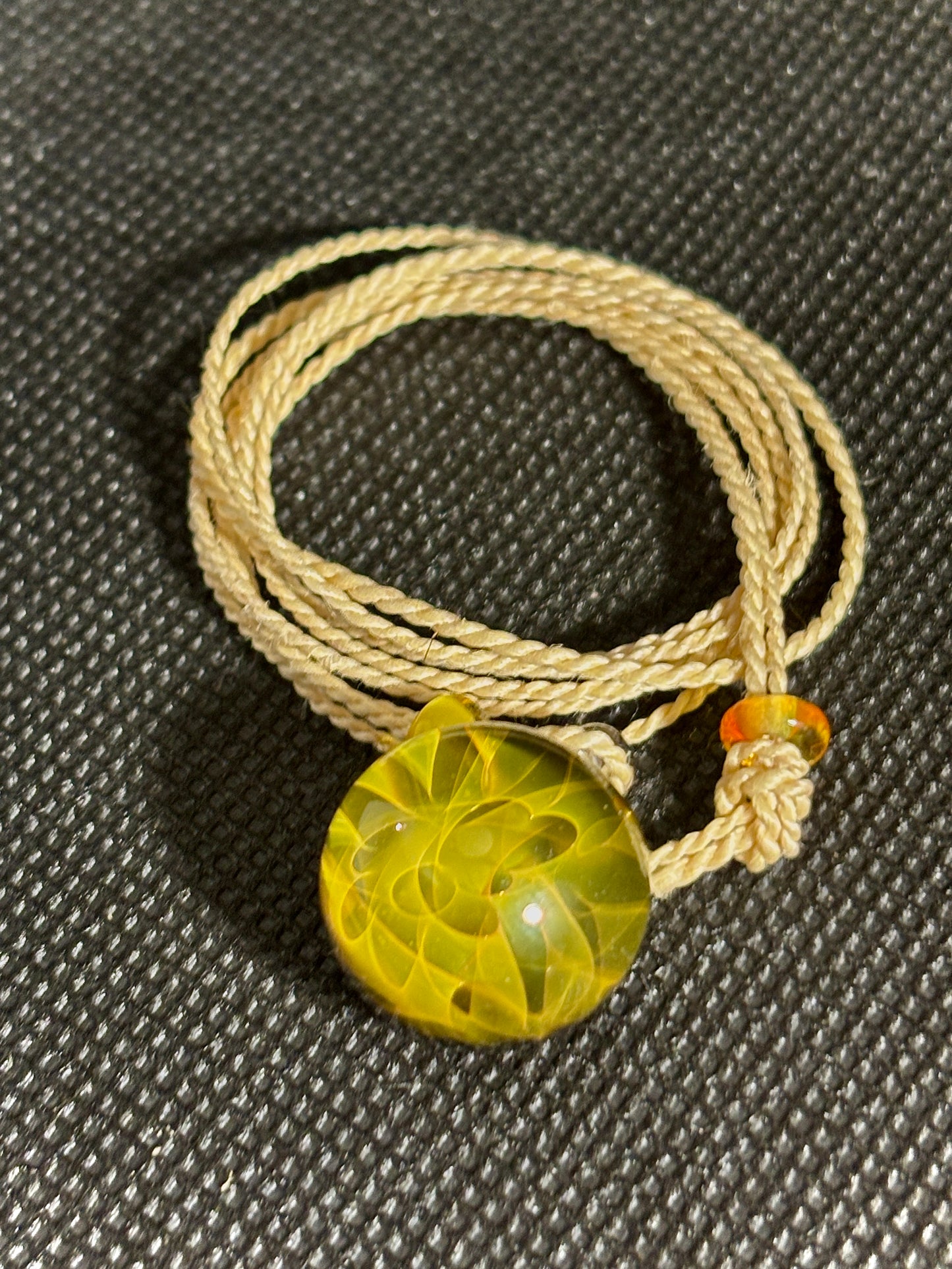 宇宙ガラスのペンダント No.002 – 麻紐で結ぶ、銀河のかけら